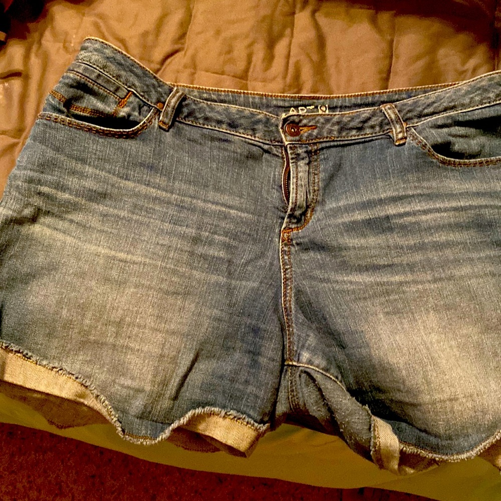 Apt 9 Jean Shorts.  Great to wear this time of year! Gently used.